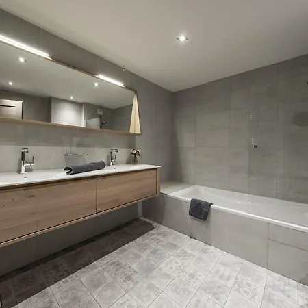 شقة 4 Bedrooms Penthouse In 1650 *